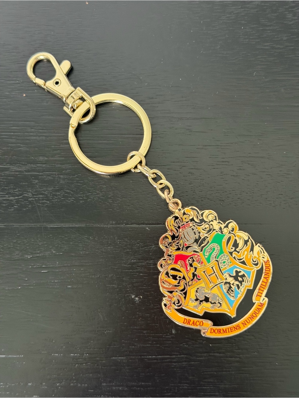 Universal Studios Harry Potter Hogwarts Crest Gold Keychain